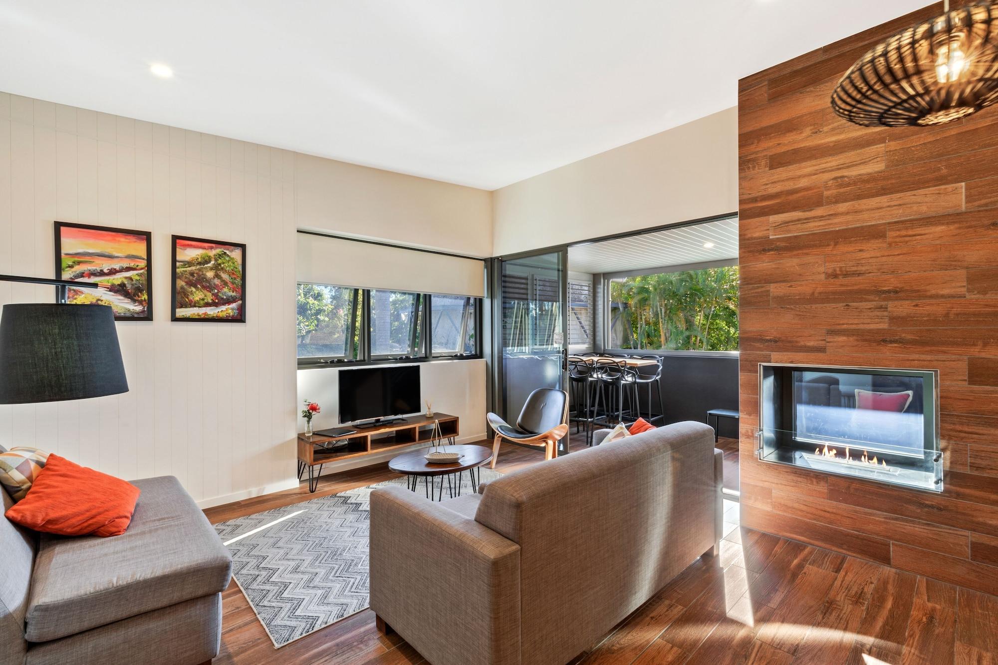 Altitude On Montville Exterior foto A living room with a fireplace
