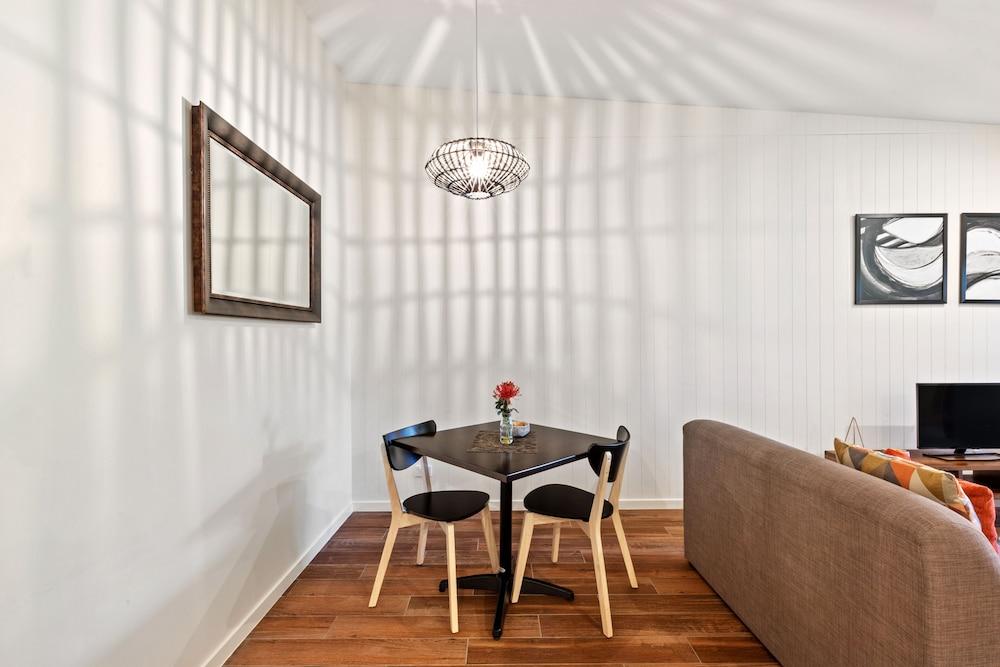 Altitude On Montville Exterior foto A dining room