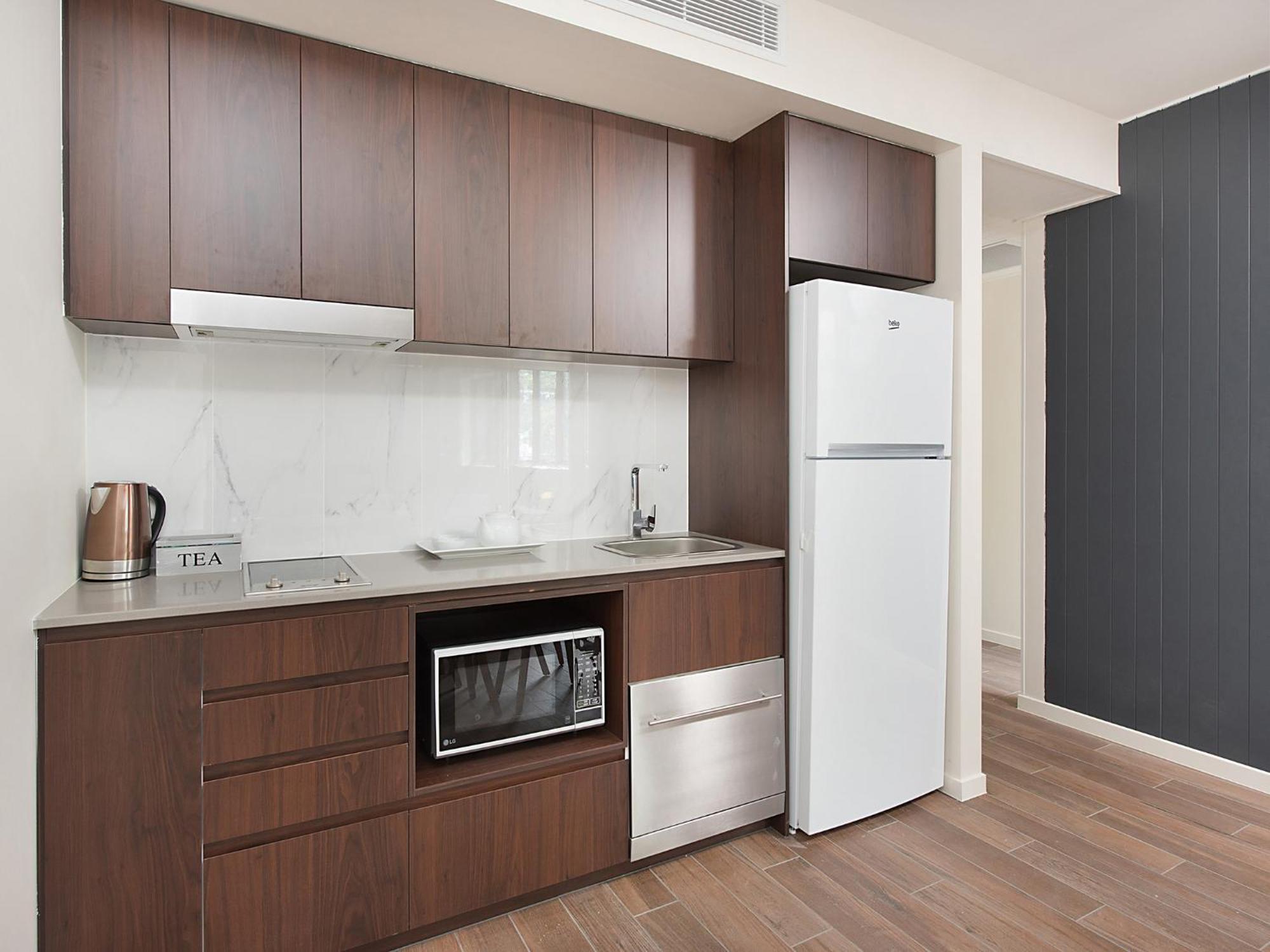 Altitude On Montville Habitación foto A typical kitchen in a student apartment