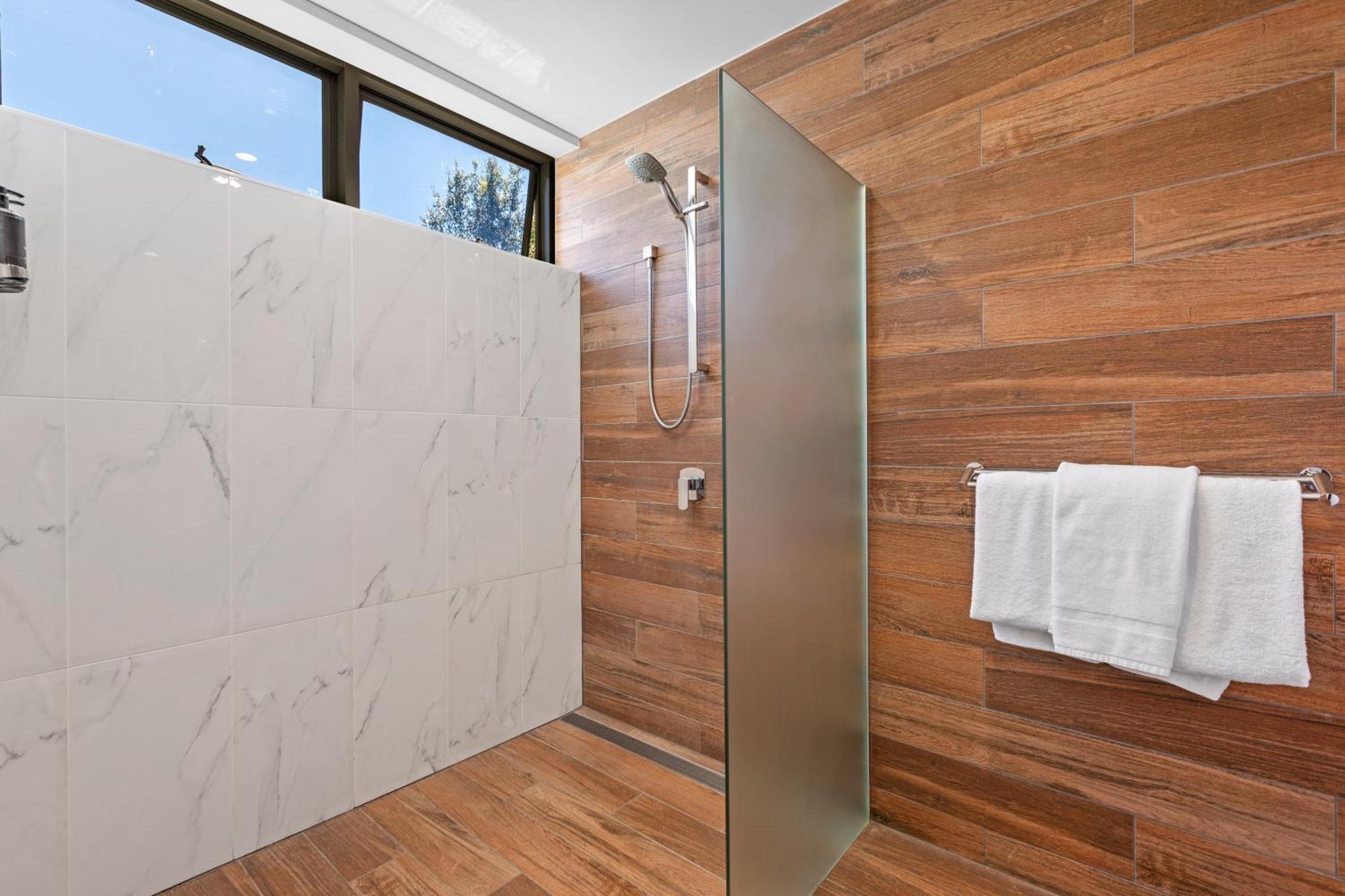 Altitude On Montville Habitación foto A shower with a fixed shower head and handheld shower head