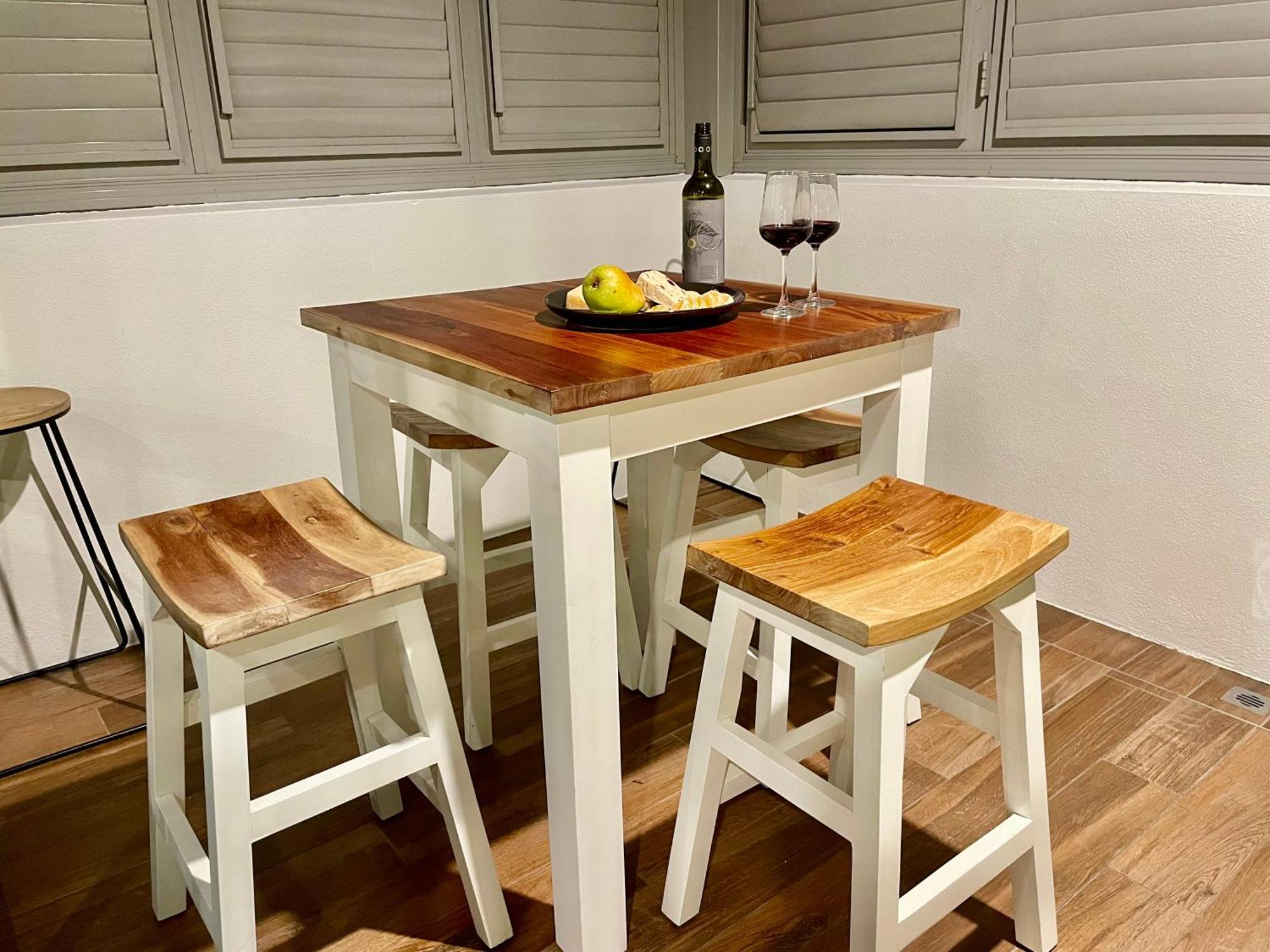 Altitude On Montville Habitación foto A bar table with bar stools