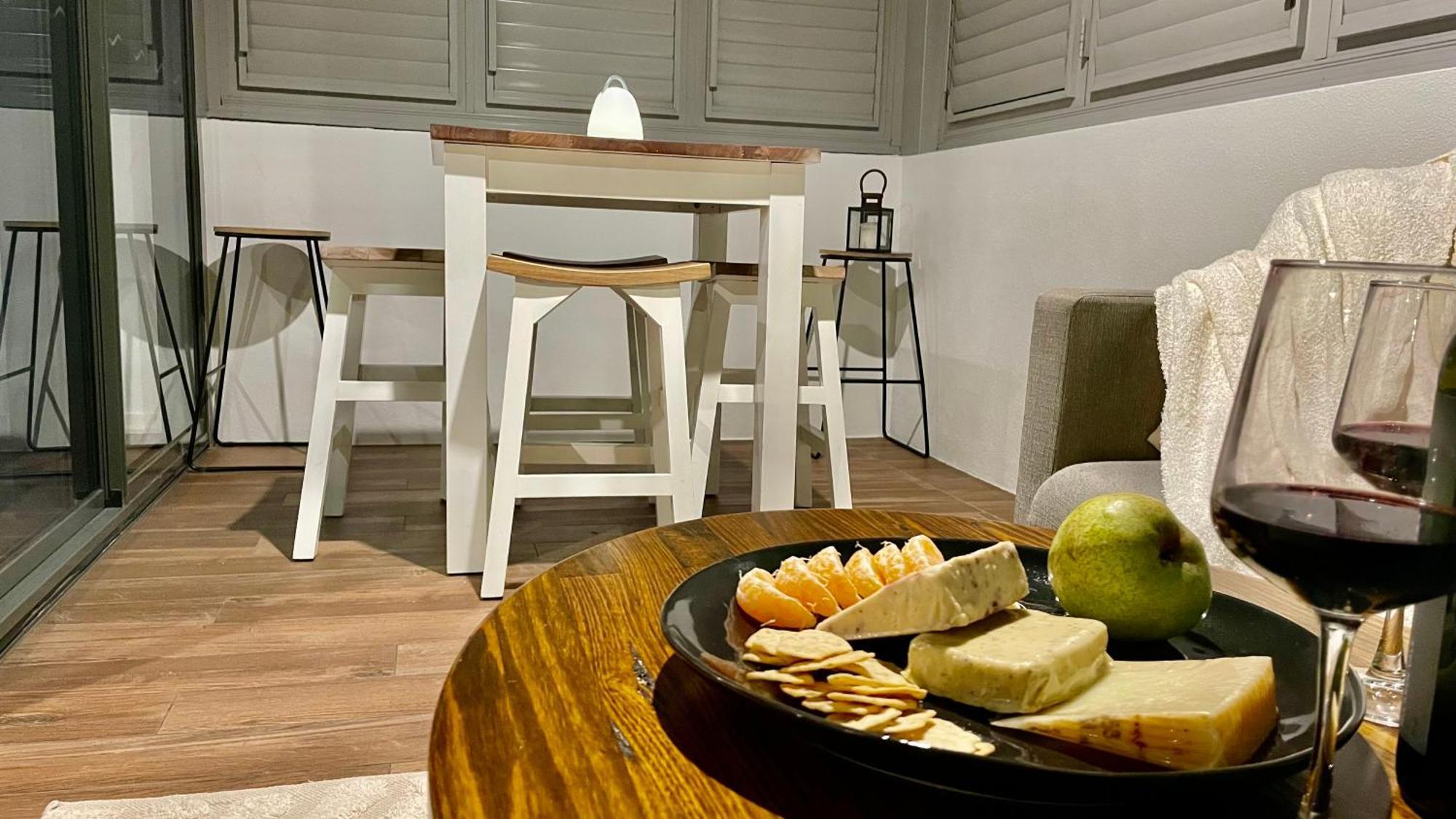 Altitude On Montville Habitación foto A kitchen with a breakfast bar