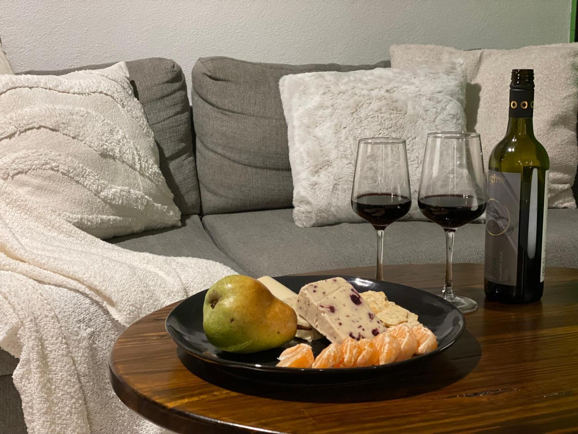 Altitude On Montville Habitación foto A wine and cheese pairing