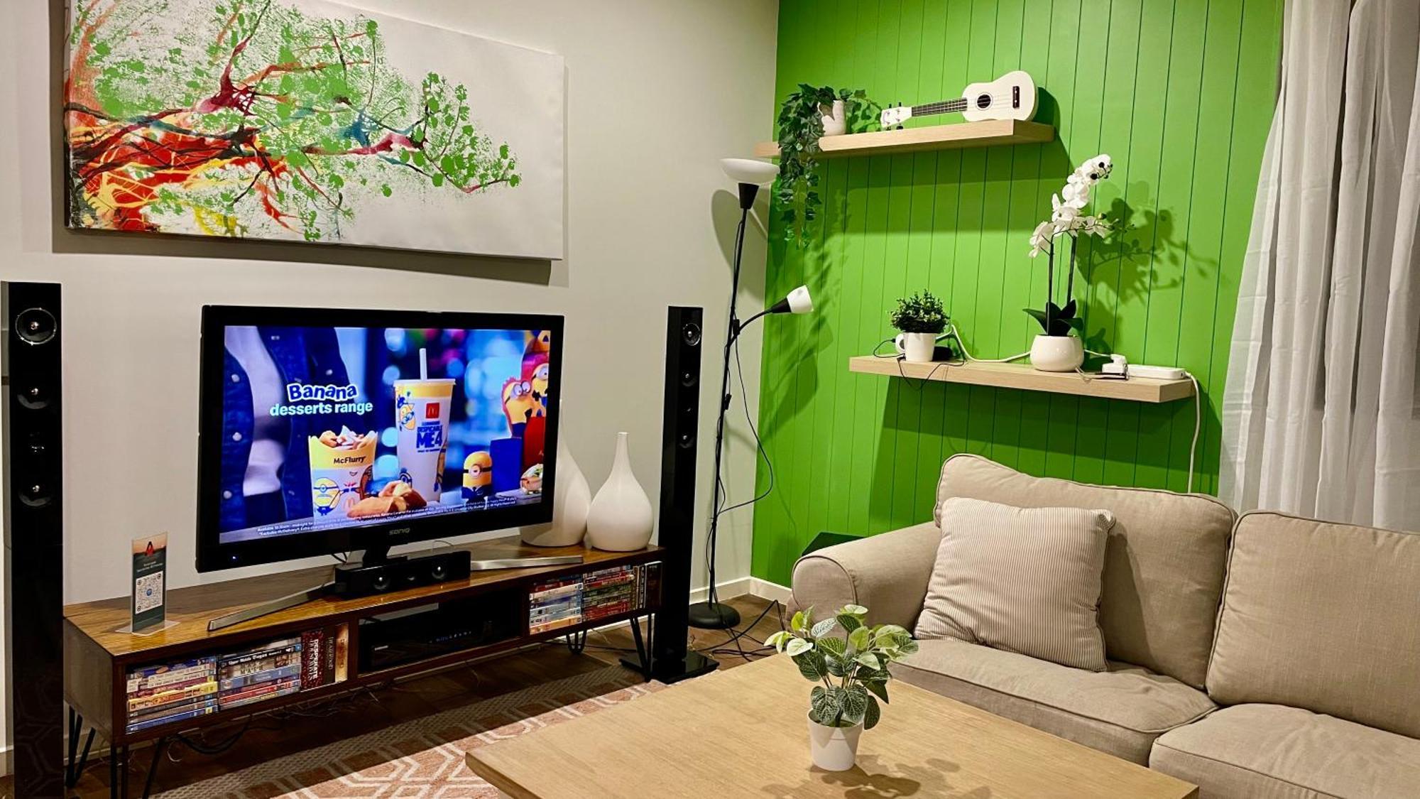 Altitude On Montville Habitación foto A living room with a television