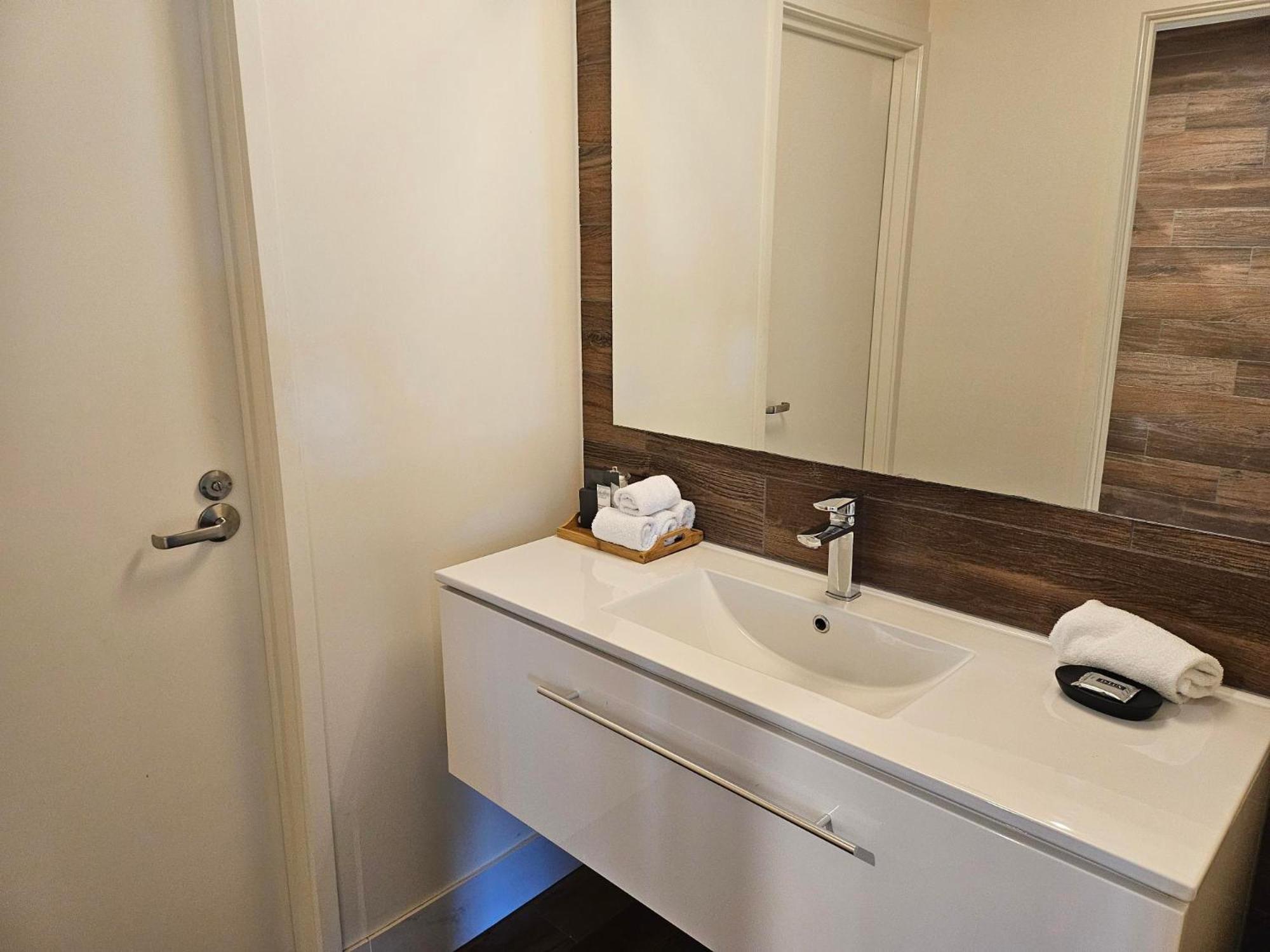 Altitude On Montville Exterior foto Bathroom