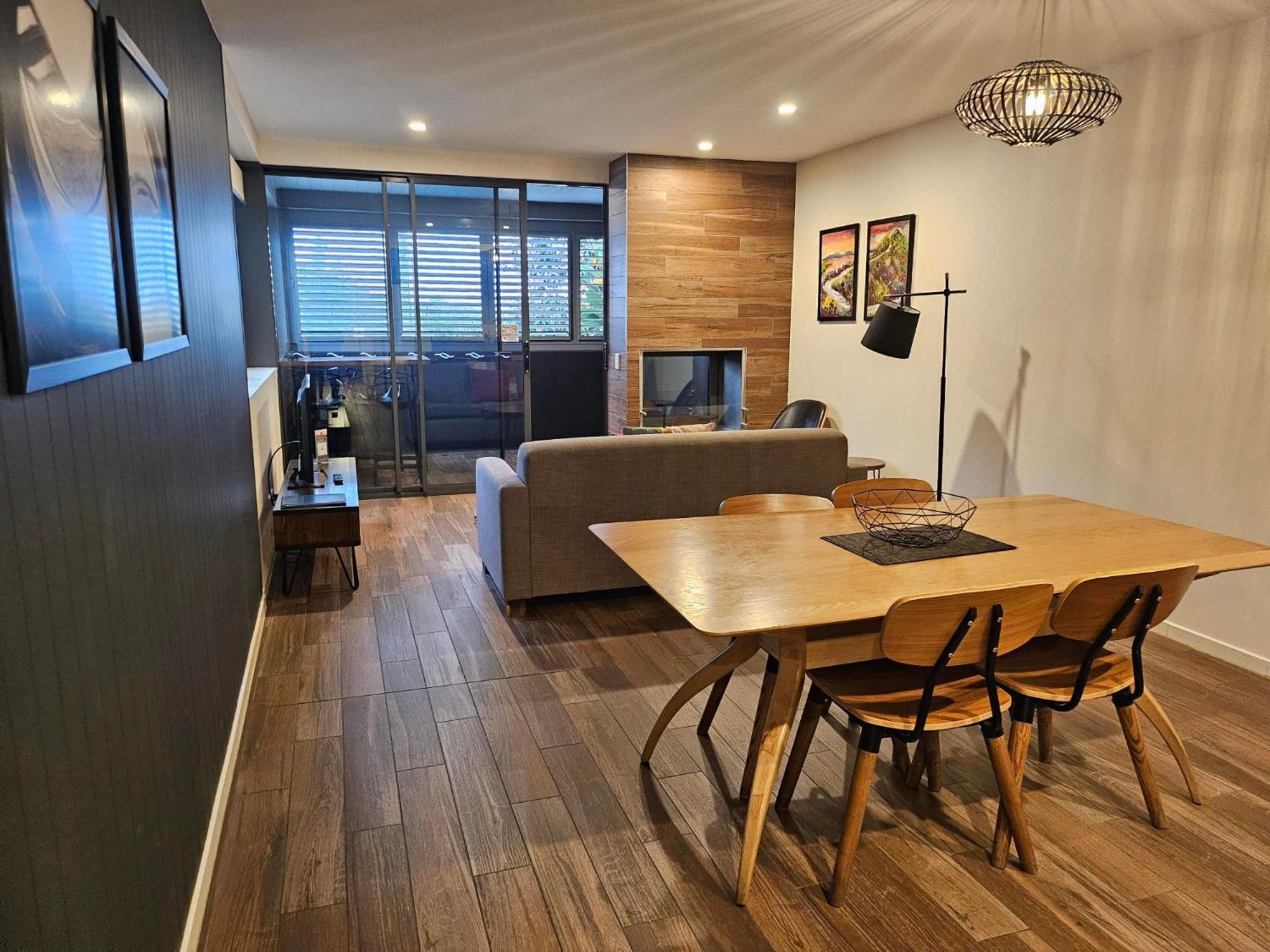 Altitude On Montville Habitación foto A living room in a typical apartment at the complex