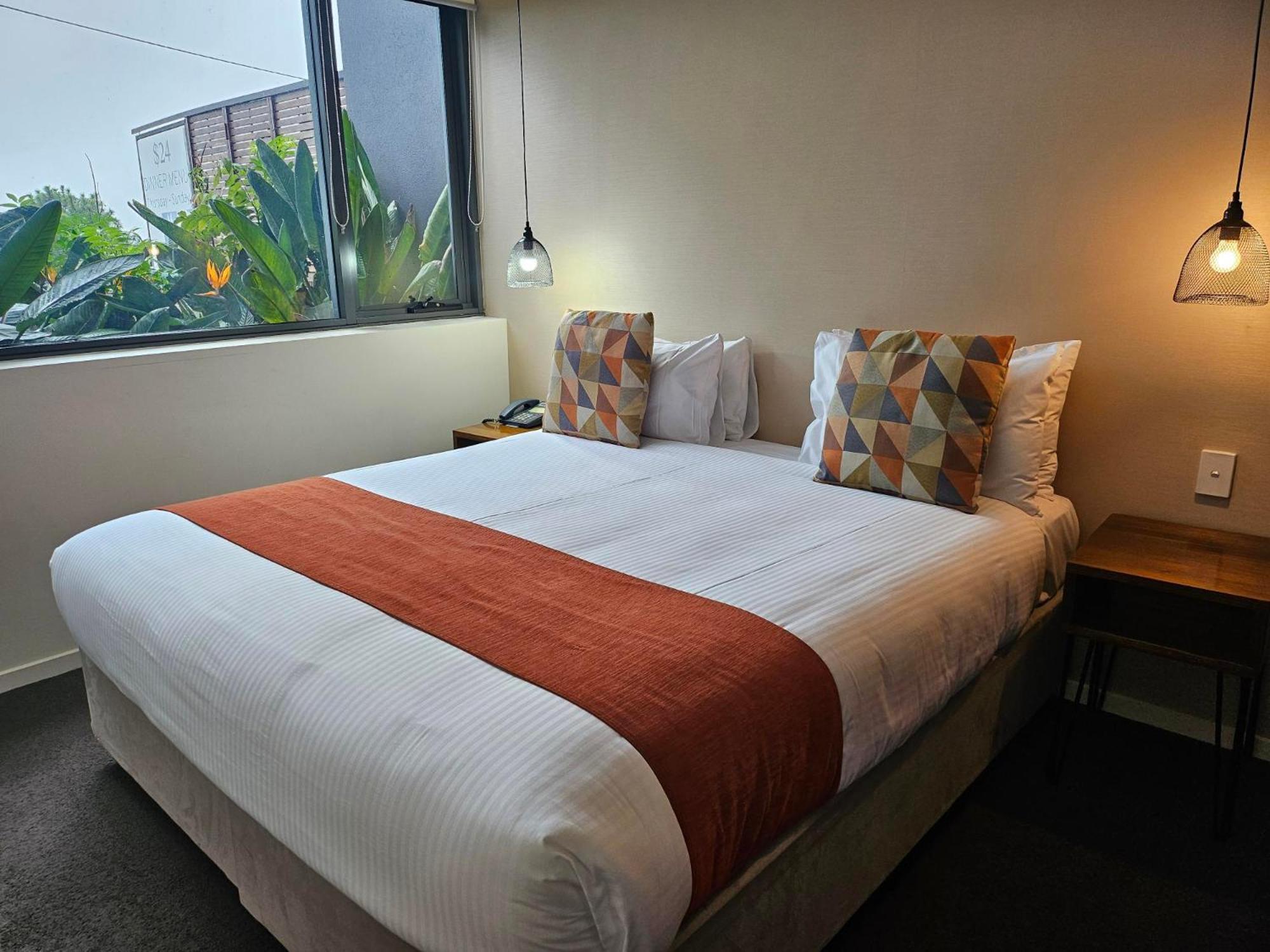 Altitude On Montville Habitación foto A bed with a bed runner