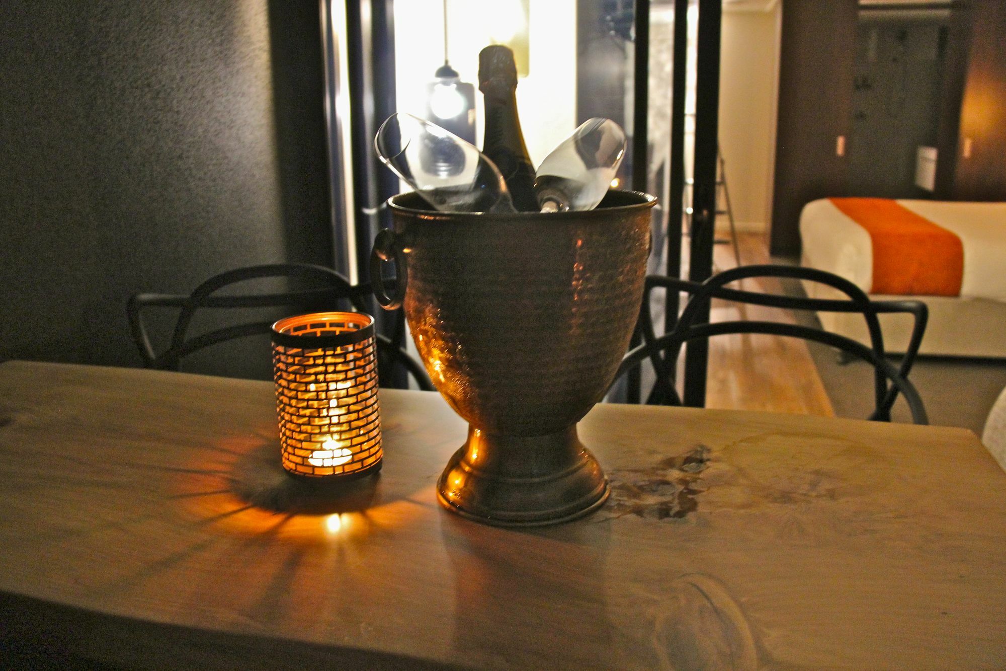 Altitude On Montville Exterior foto Champagne in a champagne bucket